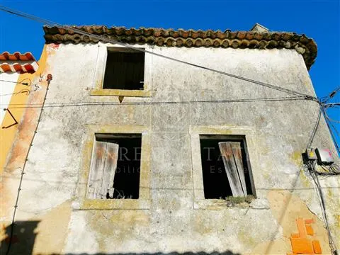 Prédio em Propriedade Total com 3 pisos, situado na Aldeia das lapas, Torres Novas.