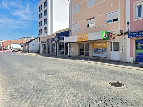 Loja de 160 m² para Arrendamento | Avenida Principal do Barreiro | Licença Panificadora.