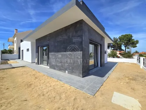 Moradia isolada T3, nova, com garagem, localizada no Pinhal General, Fernão Ferro, Seixal