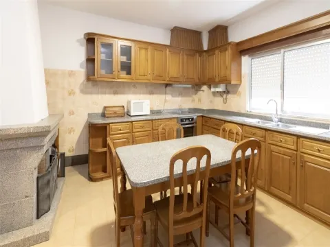 Andar Moradia T3 para Arrendamento - Moure de Madalena