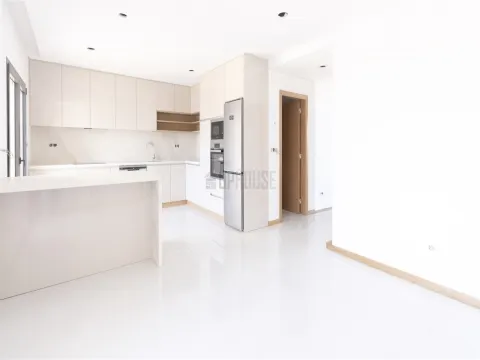 Moradia em Banda T3+1 Nova - Campo