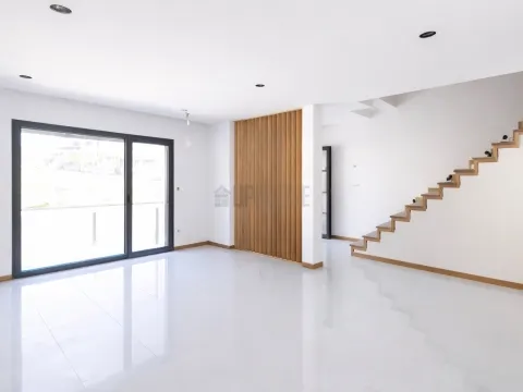 Moradia em Banda T3+1 Nova - Campo