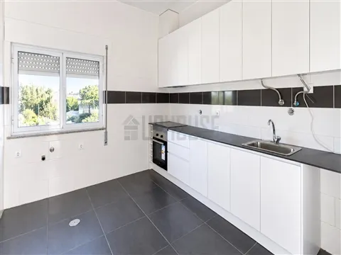 Andar Moradia T3 com Garagem e 1.500 m² de Terreno