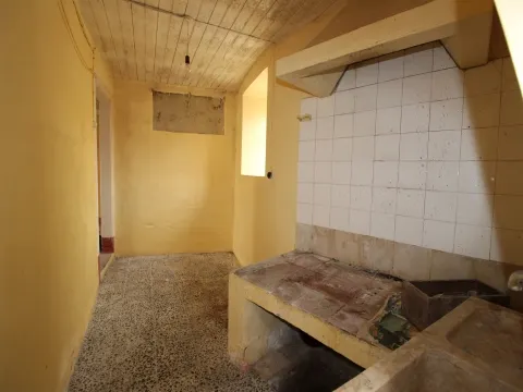 Detached house to restore T2