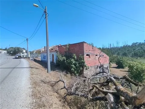 Moradia / Terreno / Poço / Colmeias / Leiria