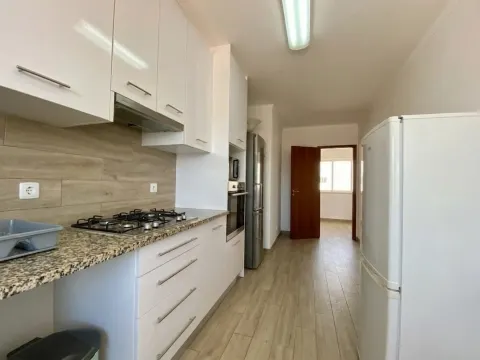 Apartamento T3 / Varandas / Elevador / Lugar de garagem / Sótão/ Cruz d´Areia / Leiria
