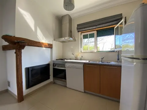 Arrendamento / Moradia T2 / Garagem / Terraço/ Terreno / Ortigosa / Leiria