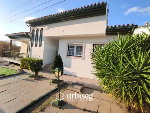 MORADIA EM CARRITOS — AMPLITUDE E LUZ A APENAS 3 MINUTOS DO CENTRO DA CIDADE