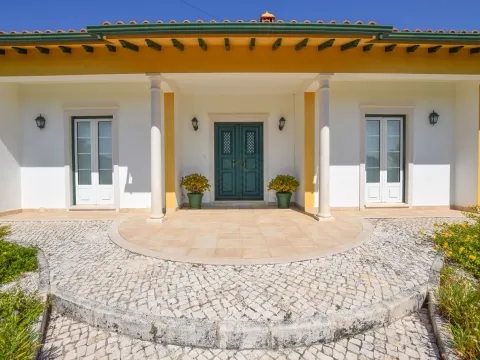 Single storey 4-bedr. house with garages and pool in Casal da Pinheira Torres Novas