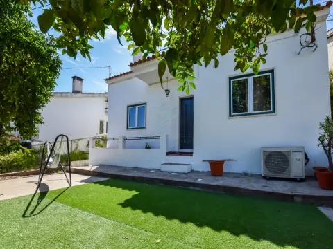 Moradia T2 Remodelada com logradouro - Torres Novas