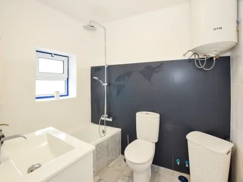  295 3+1卧室房屋（已翻新）+车库+一栋破旧房屋及多栋附属建筑