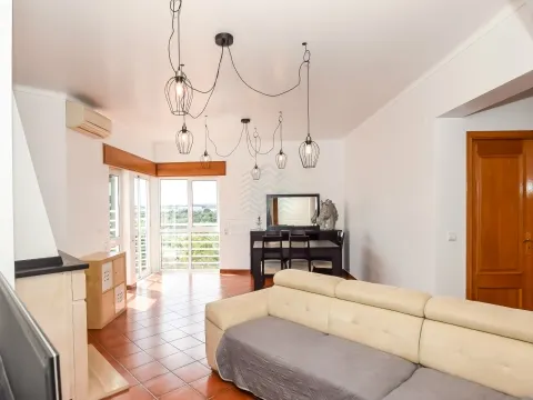 Apartamento T3 com Terraço, situado na zona nobre da cidade de Torres Novas