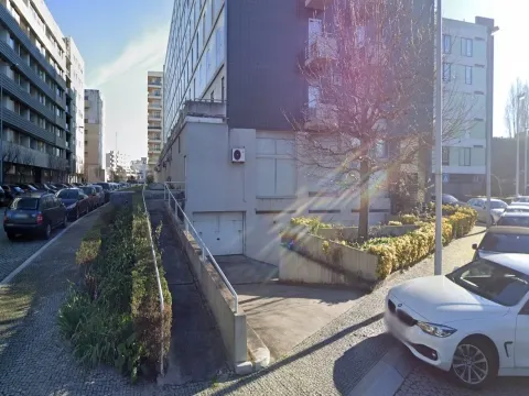 Lugar de garagem - Ao H. S. João / Circunvalação