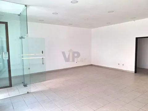 Loja c/ montra à Av. Principal, no Alto da Maia - Águas Santas