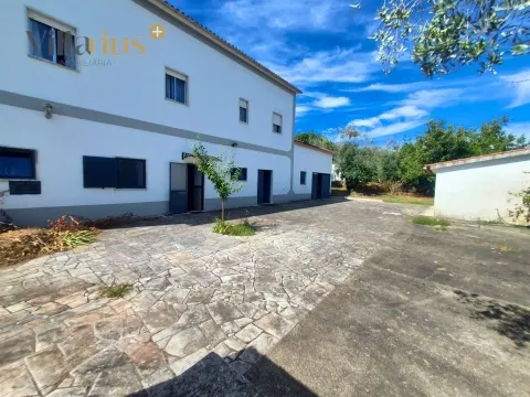 Casa de 3+1 dormitorios en venta en Tomar – Espacio y naturaleza