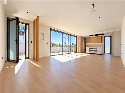 Moradia T4 Térrea de Luxo com 4 Suítes e Piscina | Arquitetura Contemporânea