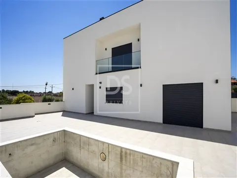 Moradia Geminada T4
