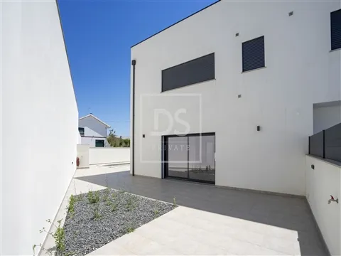Moradia Geminada T4