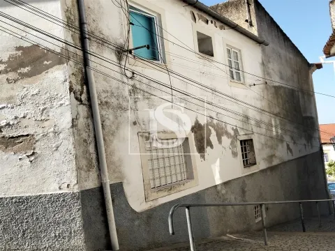 Prédio, com 4 apartamentos no centro de Portalegre