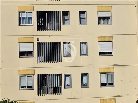 Apartamento T4 na Praceta Diogo Macedo (Próximo ao Arrábida Shopping)