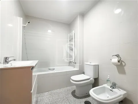 Apartamento T2 na Amorosa - 5 min. da praia, com garagem e varandas