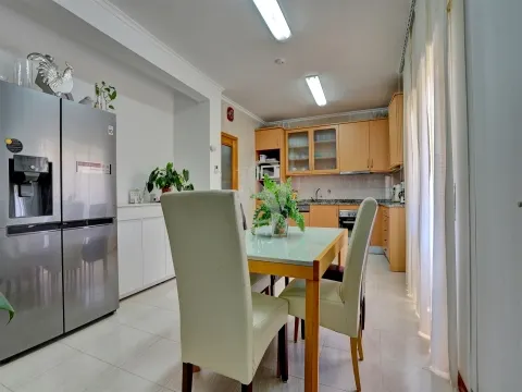 T2 com terraço a 50 metros da praia em Aver-O-Mar – garagem fechada e elevador