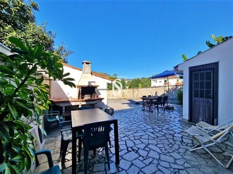 Moradia T3 com amplo espaço exterior em Mujães