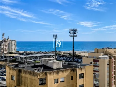T1 Renovado a 70m da Praia com Vista Mar | Garagem fechada e AC