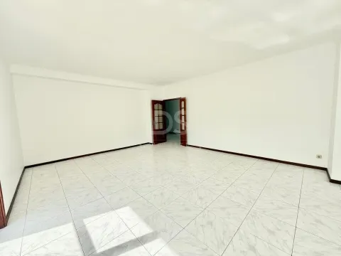 T3 com 154m² | 3 Varandas | Garagem Fechada | A 2 Passos do Metro e do Centro da Póvoa de Varzim