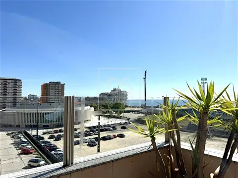 Apartamento T3 Duplex com Vista Mar e Terraço