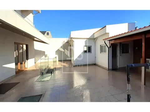 House T4