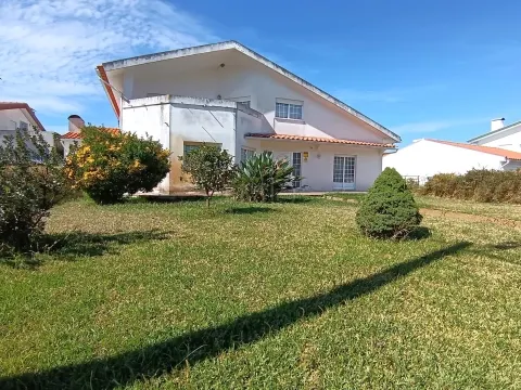 Moradia T4 Isolada com Vista Ria na Gafanha da Boavista. Quintal, jardim e garagem. 