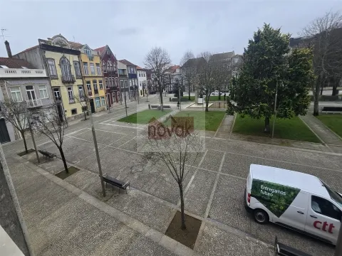 Escritório na Praça do Almada, por cima da CGD