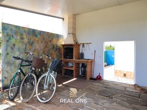 Moradia Independente com Estúdio e Piscina — Privacidade Total e Espaço Exterior Único