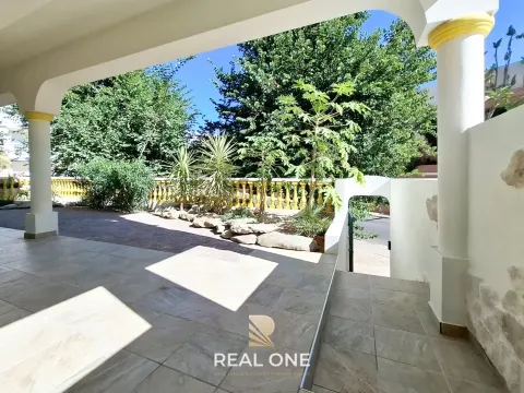 Moradia V3 a apenas 330 m da Praia de Olhos de Água