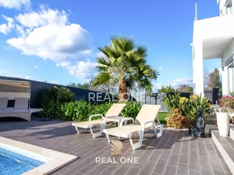 ✨ Moradia de Luxo com Piscina Privada e Projeto Extra Aprovado ✨ - Exclusivo