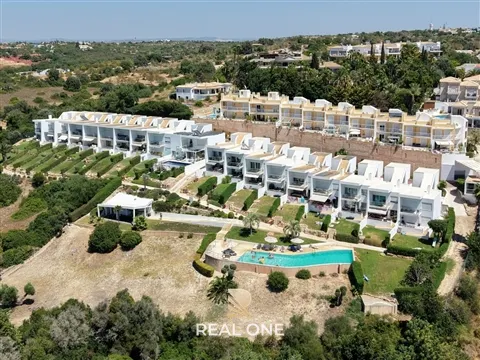 Moradia com terreno e vista mar em Patroves