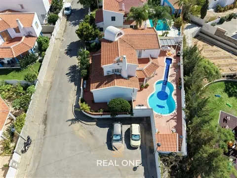 Moradia V4 isolada com piscina, jardim e vista mar em Olhos de Água