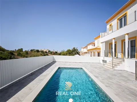 Villa Neuve de 3 Chambres avec Piscine Privée, Ascenseur et Garage | Albufeira