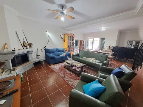 Moradia T5 com 2 garagens e jardim em  Mogadouro