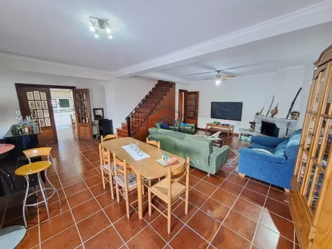 Moradia T5 com 2 garagens e jardim em  Mogadouro