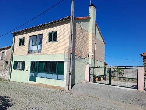 Moradia T4 com garagem e quintal em Teixeira, Miranda do Douro