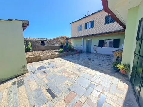 Moradia T4 com garagem e quintal em Teixeira, Miranda do Douro