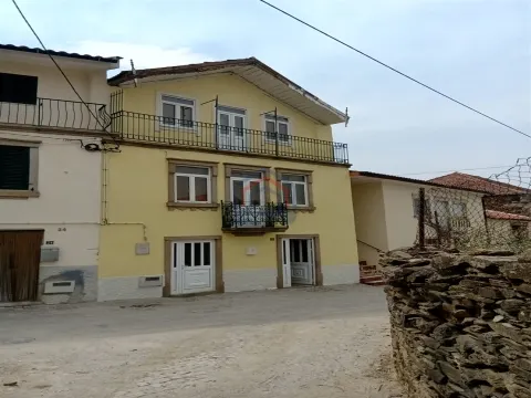 Moradia T3 com quintal em Castelo Branco, Mogadouro