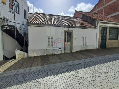 Moradia para restaurar T2 em Miranda do Douro
