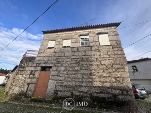 Moradia independente para restaurar em Ferreirós do Dão