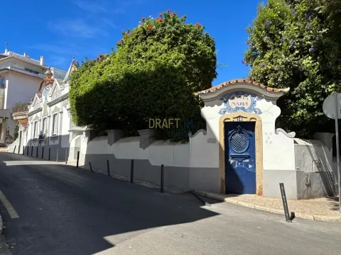 Exceptional commercial space with 1143.27 m² in the historic heart of Cascais.