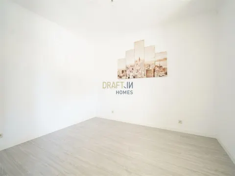 Casa de 4 dormitorios con garaje  Espaciosa casa semi-reformada con espacio exterior