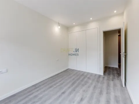 Apartamento T2 totalmente remodelado en Sacavém: moderno, luminoso y listo para entrar a vivir