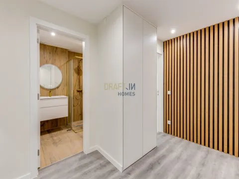 Apartamento T2 totalmente remodelado en Sacavém: moderno, luminoso y listo para entrar a vivir